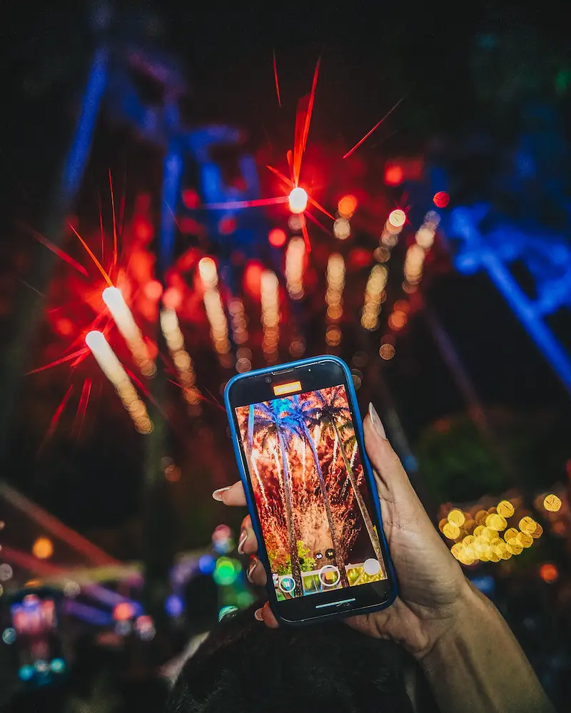 Convidada fotografando os fogos da virada