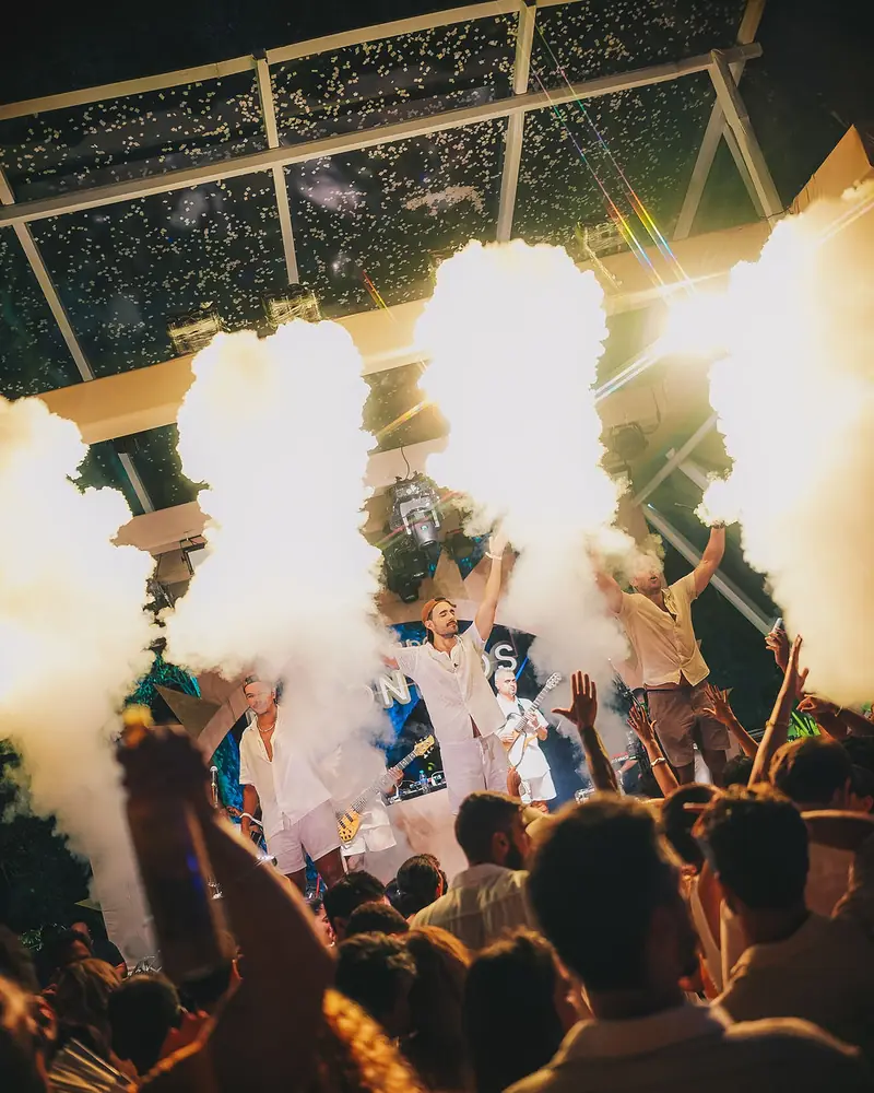 Show ao vivo com jatos de CO2