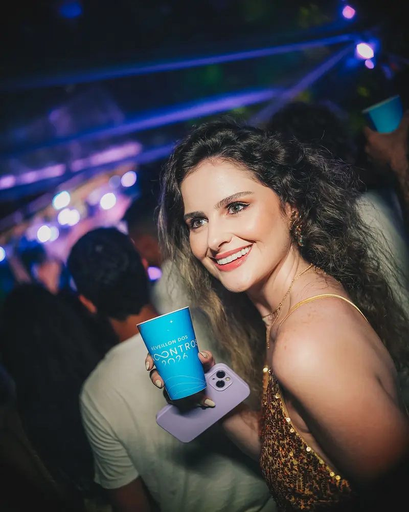 Convidada com copo oficial do evento