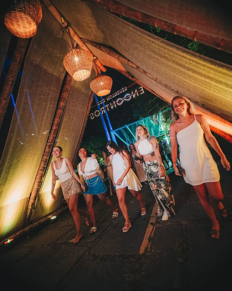Chegada dos convidados na entrada do evento
