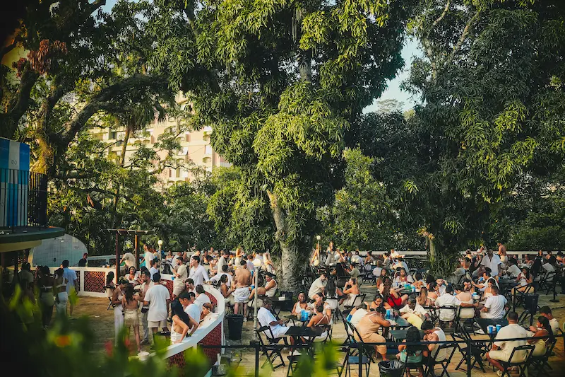 Convidados reunidos na área externa da Sociedade Germania