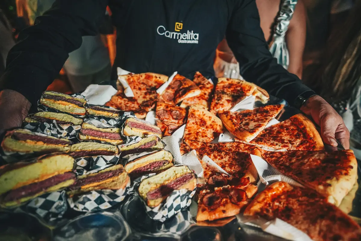 Hambúrgueres e pizzas servidos durante a festa