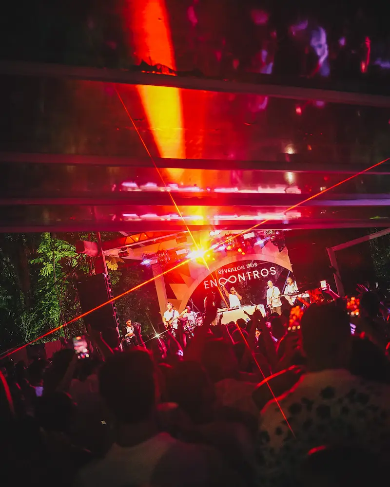 Show ao vivo com lasers vermelhos sobre a pista