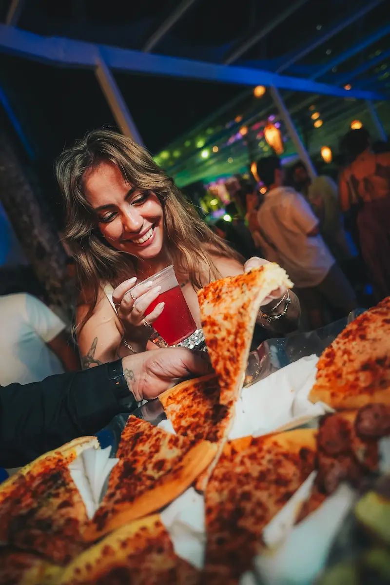 Pizza servida durante a festa