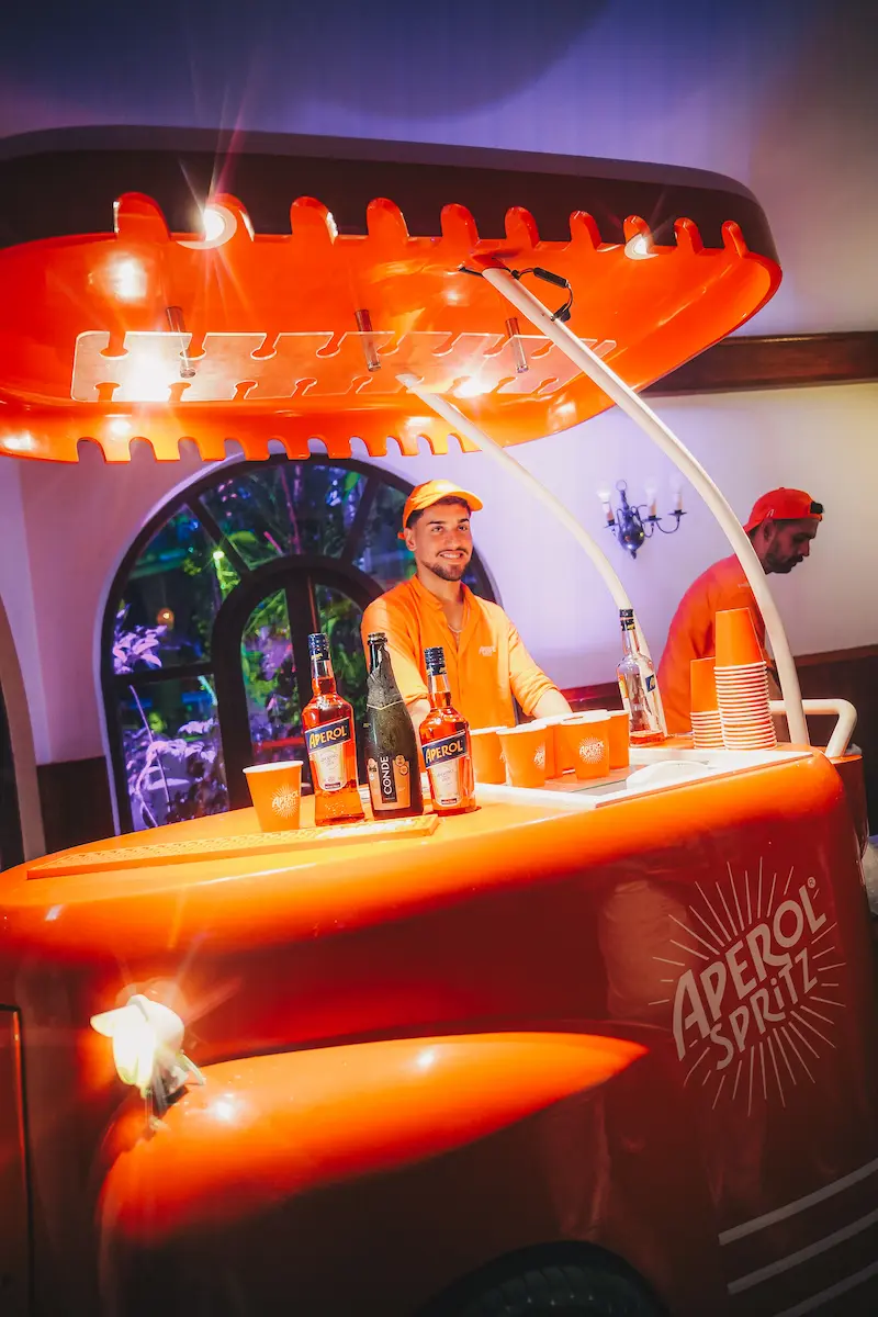 Bar do Aperol Spritz servindo drinks na festa