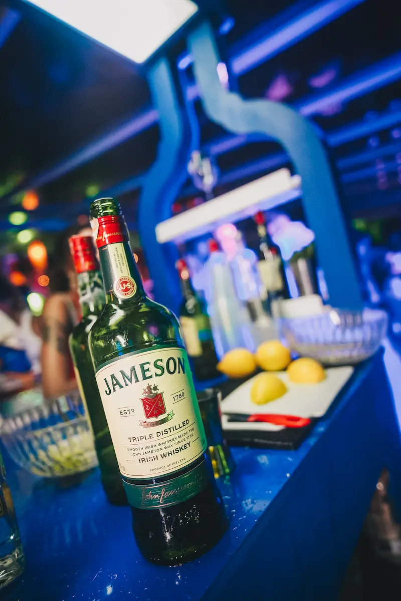 Whisky servido no bar do Réveillon dos Encontros